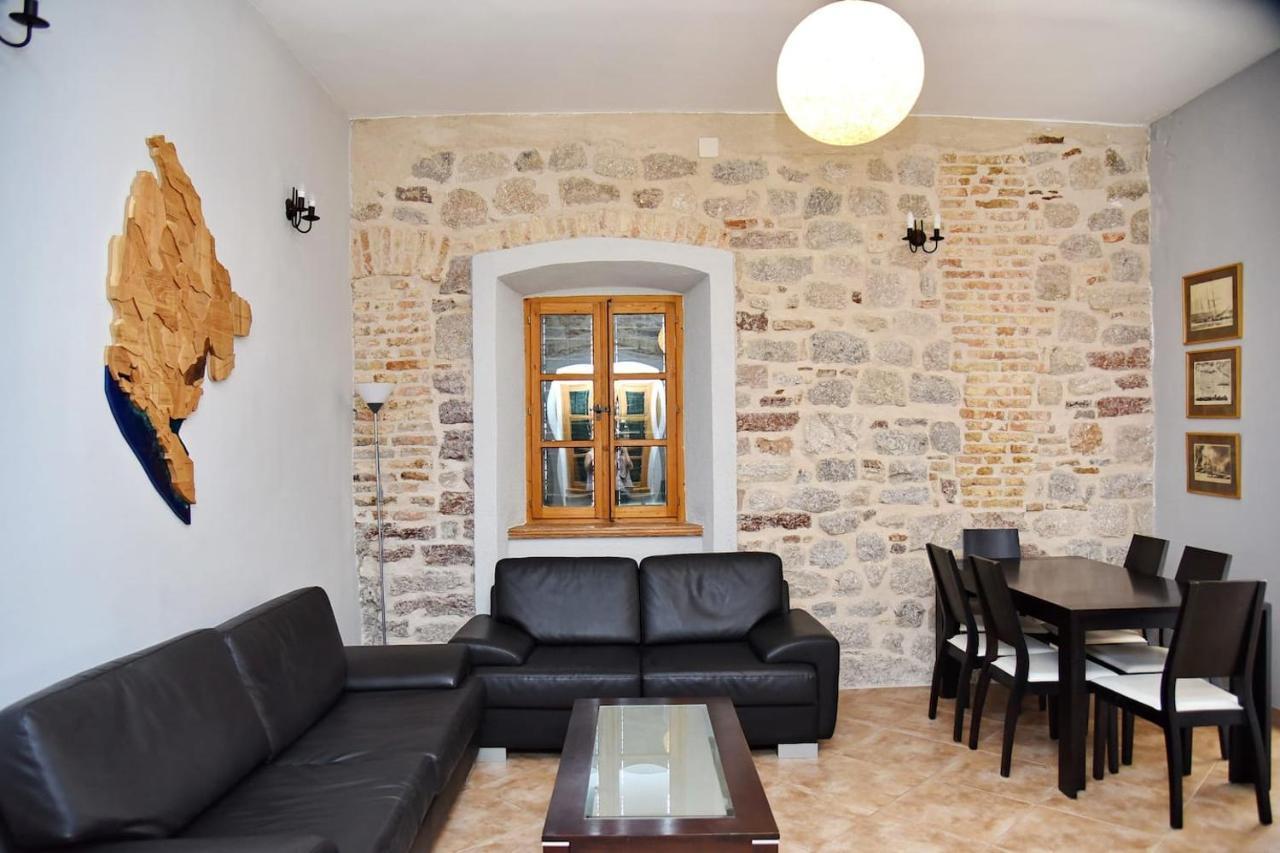 Cozy 2 Bedroom Apartment In Antique Bizanti Palace Котор Екстериор снимка