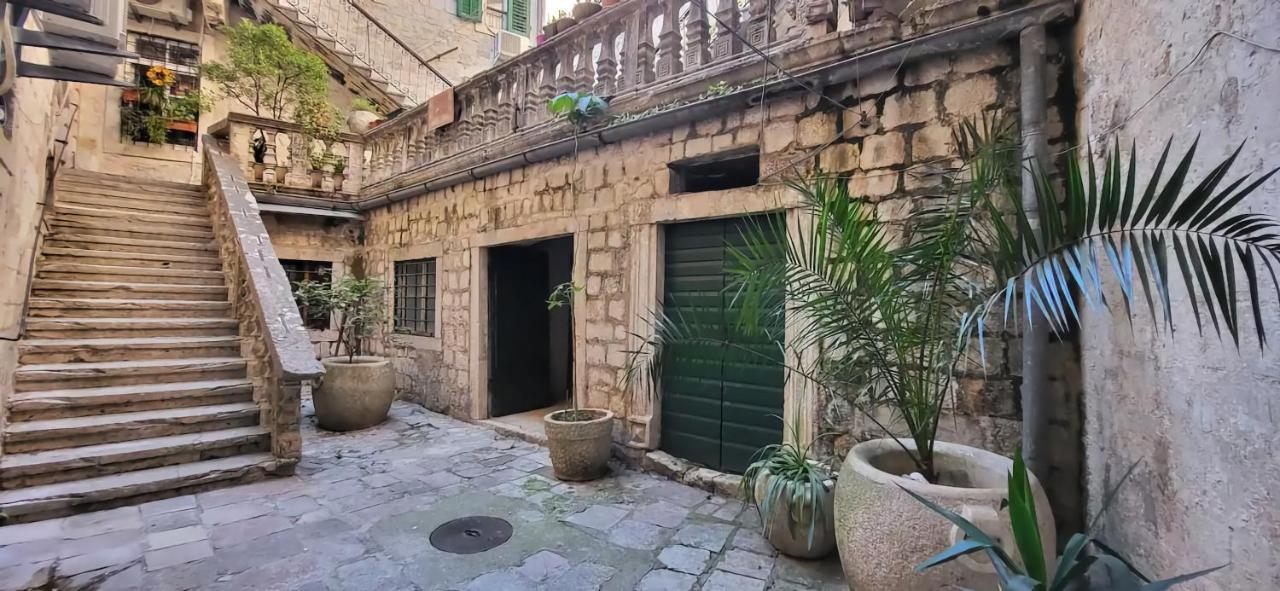 Cozy 2 Bedroom Apartment In Antique Bizanti Palace Котор Екстериор снимка
